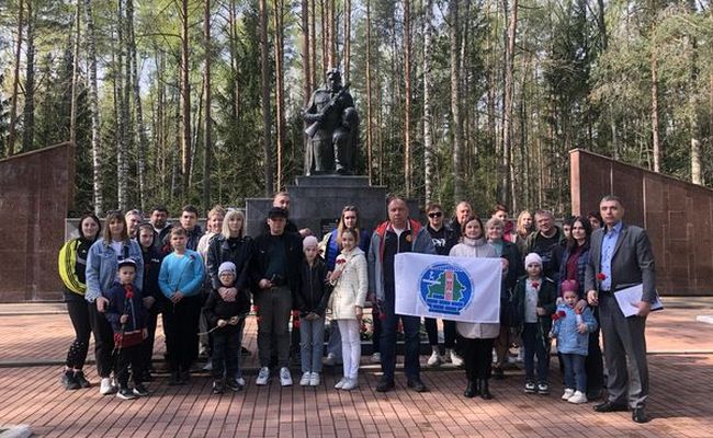 Семьи сотрудников ОАО «Строительный трест №12» посетили мемориальные комплексы "Усакино" и "Борки"